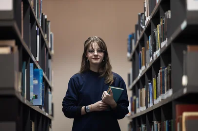 PORTO ALEGRE, RS, BRASIL, 10,09,2025: Retratos de Renata Frizzo para reportagem sobre troca de escola e os desafios - como escolher a nova instituição, como acolher estudantes novos, como se adaptar. Renata trocou de colégio para o segundo ano do segundo grau. (Foto: André Ávila/Agência RBS)Indexador: Andre Avila<!-- NICAID(16121277) -->