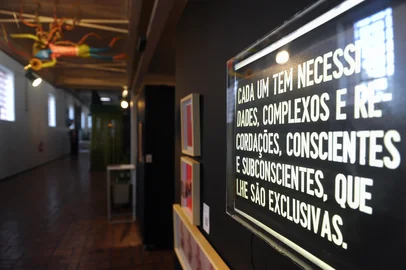 CAXIAS DO SUL, RS, BRASIL, 13/06/2024. Exposição “DISSIDENTES: É possível ter uma leitura diversa sobre o AMARP?” terá inauguração nesta sexta-feira no Centro de Cultura Ordovás. A curadoria é do artista plástico Rafael Dambros (na foto). (Bruno Todeschini/Agência RBS)Indexador: BTK<!-- NICAID(15788425) -->