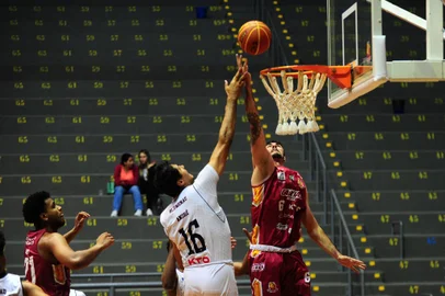 CAXIAS DO SUL, RS, BRASIL, 22/09/2023. Caxias do Sul Basquete x Blumenau, jogo válido pelo Campeonato Sul-Brasileiro de Basquete e realizado no Ginásio do Sesi. (Porthus Junior/Agência RBS)<!-- NICAID(15549258) -->