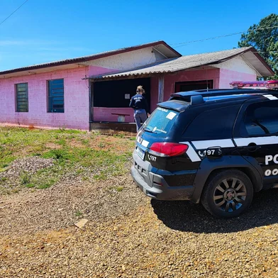 Polícia Civil do Estado do Rio Grande do Sul, por meio da Delegacia de Polícia Civil de Nova Prata, com apoio de policiais da Delegacia de Veranópolis, deflagrou na manhã desta sexta-feira (24/10) a operação que resultou no cumprimento de quatro mandados de prisão preventiva na cidade de Vista Alegre do Prata. As prisões integram uma investigação que apura um crime de cárcere privado, fato registrado no início deste mês pela BM sem configuração de flagrante, naquele momento.<!-- NICAID(16153273) -->