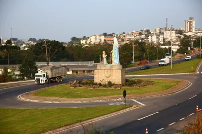 FARROUPILHA, RS, BRASIL, 03/09/2024. Estátua de Nossa Senhora de Caravaggio na rótula do trevo de acesso da Rodovia dos Romeiros com a RS-453, no km 119, em Farroupilha. Previsão de construção de um viaduto, na rodovia, poderá fazer com que o monumento seja removido. Reportagem foi conversar com moradores dos arredores da rótula para saber a opinião deles sobre a mudança. (Porthus Junior/Agência RBS)<!-- NICAID(15857242) -->