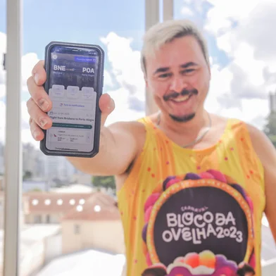 CAXIAS DO SUL, RS, BRASIL, 16/02/2023. Folião do Bloco da Ovelha Paulo Dornelles. Ele mora na Austrália há 10 anos, mas todo ano volta para a sua cidade natal para curtir o Carnaval. (Neimar De Cesero/Agencia RBS)Indexador: NEIMAR DE CESERO<!-- NICAID(15351562) -->