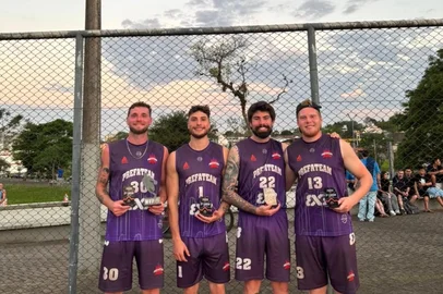A primeira etapa da Liga Prefa de Basquete 3x3 aconteceu no último domingo (26), no Ginásio de Galópolis, em Caxias do Sul. Os idealizadores da competição: Matheus Stragliotto, Leonardo Bertoletti,  Jordão Macedo, William Bertoletti.<!-- NICAID(15963525) -->