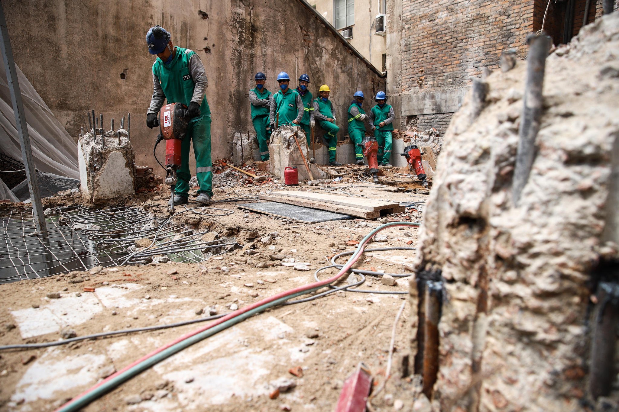 Demolição do Esqueletão chega a 60%