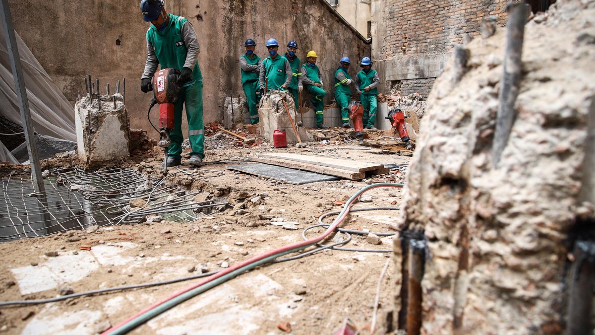 Demolição do Esqueletão chega a 60%