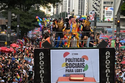 SP - PARADA-GAY-2023 - GERAL - Movimentação durante a 27ª Parada do Orgulho LGBT+,  neste domingo (11), na Avenida Paulista em São Paulo (SP). 11/06/2023 - Foto: ROBERTO SUNGI/FUTURA PRESS/FUTURA PRESS/ESTADÃO CONTEÚDO<!-- NICAID(15453169) -->