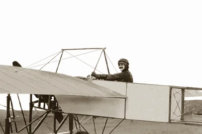 Italiano Bartolomeo Cattaneo dentro de aeroplano Blériot no bairro Menino Deus, em Porto Alegre, em 1911<!-- NICAID(14970637) -->