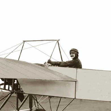 Italiano Bartolomeo Cattaneo dentro de aeroplano Blériot no bairro Menino Deus, em Porto Alegre, em 1911<!-- NICAID(14970637) -->