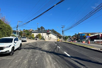 A obra de implantação da macrodrenagem em um trecho da Avenida Bruno Segalla (Perimetral Sul), no bairro São Leopoldo, em Caxias do Sul, entra na terceira fase a partir desta sexta-feira (23), com novas e impactantes mudanças no trânsito. Motoristas precisam ficar atentos porque a principal alteração será o bloqueio das pistas sentido leste-oeste.<!-- NICAID(16043329) -->