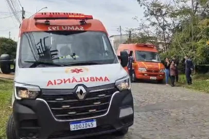 Uma mulher foi morta a facadas nesta manhã, em via pública, na cidade de São Gabriel, na Fronteira Oeste./ O principal suspeito do crime é o ex-companheiro dela, que foi preso em flagrante./ Foi na rua Nery Bittencourt, no bairro Independência./ Segundo a Brigada Militar a mulher foi atingida no pescoço e morreu no local./ Este é o 56º feminicídio registrado neste ano, no Rio Grande do Sul./<!-- NICAID(16368661) -->