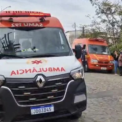 Uma mulher foi morta a facadas nesta manhã, em via pública, na cidade de São Gabriel, na Fronteira Oeste./ O principal suspeito do crime é o ex-companheiro dela, que foi preso em flagrante./ Foi na rua Nery Bittencourt, no bairro Independência./ Segundo a Brigada Militar a mulher foi atingida no pescoço e morreu no local./ Este é o 56º feminicídio registrado neste ano, no Rio Grande do Sul./<!-- NICAID(16368661) -->