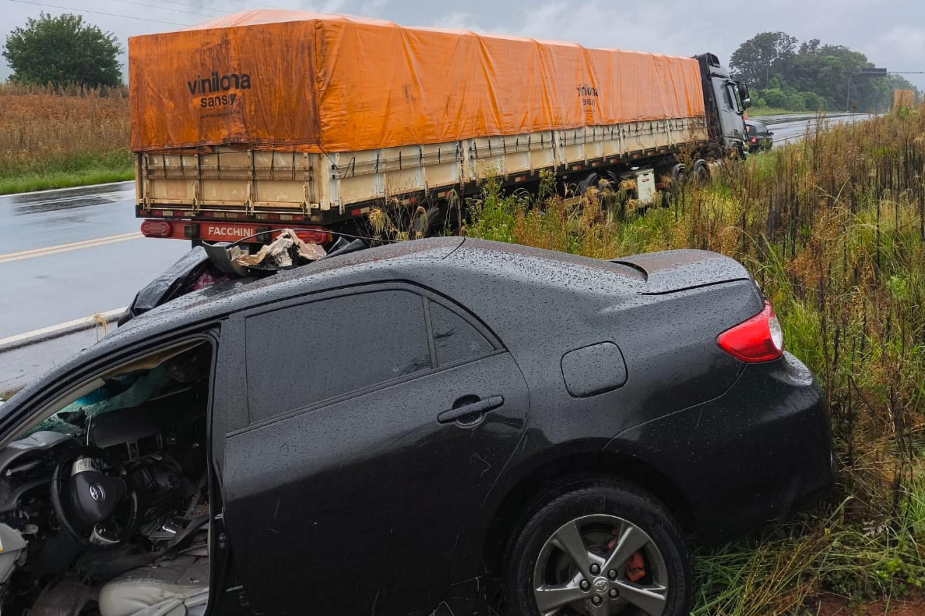 Acidente entre caminh&atilde;o e carro deixa um morto e dois feridos na BR-386, em Carazinho