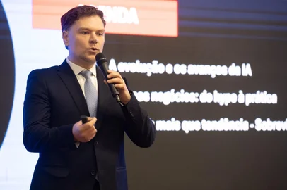 Leandro Corso, pós-doutor reconhecido internacionalmente em IA e otimização de grande escala, em palestra na RA CIC Caxias no dia 16 de junho de 2025. <!-- NICAID(16060923) -->