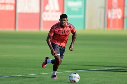 O lateral-esquerdo Thauan Lara participa de treino do Inter no CT Parque Gigante.<!-- NICAID(15381657) -->