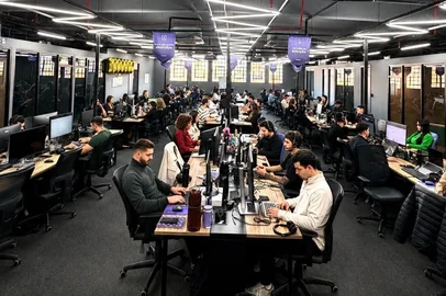 Appmax / Divulgação Sede fica no Instituto Caldeira. Fintech gaúcha especializada em soluções de pagamento para e-commerces e negócios digitais, a Appmax vai disponibilizar um curso gratuito de 30 horas na área comercial com processo seletivo integrado para 188 vagas de emprego presencial em Porto Alegre. <!-- NICAID(16296237) -->