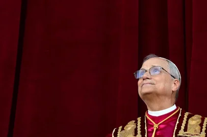 Newly elected Pope Leo XIV, Robert Prevost addresses the crowd from the main central loggia balcony of the St Peter's Basilica for the first time, after the cardinals ended the conclave, in The Vatican, on May 8, 2025. Robert Francis Prevost was on Thursday elected the first pope from the United States, the Vatican announced. A moderate who was close to Pope Francis and spent years as a missionary in Peru, he becomes the Catholic Church's 267th pontiff, taking the papal name Leo XIV. (Photo by Tiziana FABI / AFP)Editoria: RELLocal: Vatican CityIndexador: TIZIANA FABISecao: popeFonte: AFPFotógrafo: STF<!-- NICAID(16033032) -->