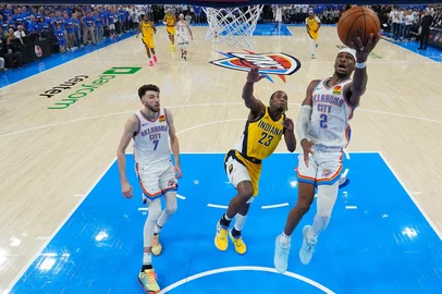 OKLAHOMA CITY, OKLAHOMA - JUNE 16: Shai Gilgeous-Alexander #2 of the Oklahoma City Thunder shoots a layup in front of Aaron Nesmith #23 of the Indiana Pacers as Chet Holmgren #7 of the Oklahoma City Thunder looks on during the fourth quarter in Game Five of the 2025 NBA Finals at Paycom Center on June 16, 2025 in Oklahoma City, Oklahoma. NOTE TO USER: User expressly acknowledges and agrees that, by downloading and or using this photograph, User is consenting to the terms and conditions of the Getty Images License Agreement.   Nate Billings - Pool/Getty Images/AFP (Photo by POOL / GETTY IMAGES NORTH AMERICA / Getty Images via AFP)<!-- NICAID(16062261) -->