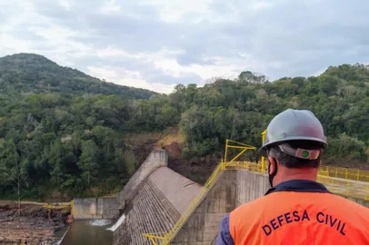 Moradores são retirados de duas casas que ficam nas margens do Rio das Antas devido infiltração em barragem da Serra<!-- NICAID(14556634) -->