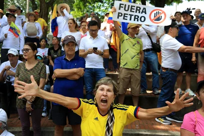 A woman shouts slogans during a protest against violence and in favor of peace in Medellin, Colombia, on June 8, 2025, the day after the attack on presidential candidate Miguel Uribe. A prominent Colombian right-wing presidential candidate who was shot during a campaign event in Bogota has successfully undergone initial surgery, the city's mayor said Sunday. Thirty-nine-year-old Senator Miguel Uribe was speaking to ers in the capital when a gunman shot him twice in the head and once in the knee before being detained. (Photo by JAIME SALDARRIAGA / AFP)Editoria: CLJLocal: MedellínIndexador: JAIME SALDARRIAGASecao: crimeFonte: AFPFotógrafo: STR<!-- NICAID(16055877) -->