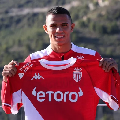 Monaco's new Brazilian defender Vanderson poses with his jersey after a press conference at ASM Performance Center in La Turbie near Monaco, on January 7, 2022. (Photo by Valery HACHE / AFP)Editoria: SPOLocal: La TurbieIndexador: VALERY HACHESecao: sports eventFonte: AFPFotógrafo: STF<!-- NICAID(15009364) -->