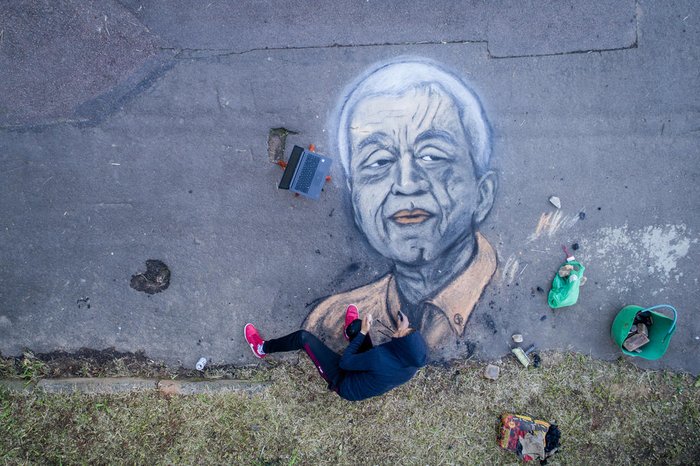 Mateus Abreu não ganha dinheiro por suas obras. Ele trabalha em período noturno no centro de Porto Alegre