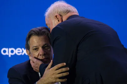 BrasÃ­lia (DF), 07/11/2023 - O ministro da Fazenda, Fernando Haddad, e o presidente Luiz InÃ¡cio Lula da Silva durante a abertura do 6Âº Brasil Investment Forum (BIF 2023), no PalÃ¡cio Itamaraty. O evento reÃºne ministros e representantes do setor empresaBrasília (DF), 07/11/2023 - O ministro da Fazenda, Fernando Haddad, e o presidente Luiz Inácio Lula da Silva durante a abertura do 6º Brasil Investment Forum (BIF 2023), no Palácio Itamaraty. O evento reúne ministros e representantes do setor empresarial para discutir as oportunidades no Brasil para investidores estrangeiros. Foto: Marcelo Camargo/Agência BrasilLocal: BrasÃ­liaIndexador: Marcelo Camargo/AgÃªncia BrasilFonte: AgÃªncia Brasil/Empresa Brasil dFotógrafo: Reporter Fotografico<!-- NICAID(15590747) -->