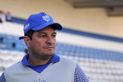 BENTO GONÇALVES, RS, BRASIL, 19/04/2019 - Esportivo de Bento treina para fase mata-mata. NA FOTO: técnico Carlos Moraes. (Marcelo Casagrande/Agência RBS)<!-- NICAID(14045676) -->