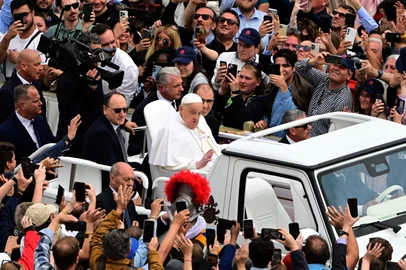 Pope Francis waves to the crowd from the popemobile after the Easter mass, at St Peter's square in the Vatican on April 20, 2025. (Photo by Tiziana FABI / AFP)<!-- NICAID(16020826) -->