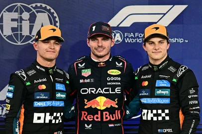 (From L-R) McLaren's British driver Lando Norris. Red Bull Racing's Dutch driver Max Verstappen, and McLaren's Australian driver Oscar Piastri pose for a picture after the qualifying session ahead of the Abu Dhabi Formula One Grand Prix at the Yas Marina Circuit in Abu Dhabi on December 6, 2025. (Photo by Giuseppe CACACE / AFP)<!-- NICAID(16181759) -->