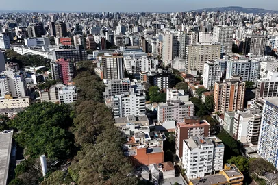 Duda Fortes / Agencia RBS PORTO ALEGRE, RS, BRASIL, 12-08-2025: A rua de Porto Alegre conhecida como "a rua mais bonita do mundo". Em 2006, a rua Gonçalo de Carvalho foi decretada Patrimônio Histórico, Cultural, Ecológico e Ambiental pelo município - foi a primeira rua a receber esse título em Porto Alegre. A Gonçalo é o primeiro túnel verde oficial do município. Fotos: Duda Fortes/Agencia RBS<!-- NICAID(16100001) -->