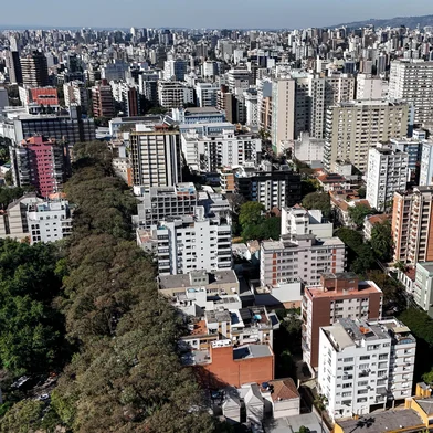 PORTO ALEGRE, RS, BRASIL, 12-08-2025: A rua de Porto Alegre conhecida como "a rua mais bonita do mundo".  Em 2006, a rua Gonçalo de Carvalho foi decretada Patrimônio Histórico, Cultural, Ecológico e Ambiental pelo município - foi a primeira rua a receber esse título em Porto Alegre. A Gonçalo é o primeiro túnel verde oficial do município. Fotos: Duda Fortes/Agencia RBS<!-- NICAID(16100001) -->