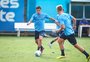 Liberado pelo departamento médico, Carballo participa de treino coletivo do Grêmio