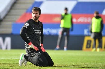 Liverpool's Brazilian goalkeeper Alisson Becker reacts during the English Premier League football match between Leicester City and Liverpool at King Power Stadium in Leicester, central England on February 13, 2021. (Photo by Paul ELLIS / POOL / AFP) / RESTRICTED TO EDITORIAL USE. No use with unauthorized audio, video, data, fixture lists, club/league logos or 'live' services. Online in-match use limited to 120 images. An additional 40 images may be used in extra time. No video emulation. Social media in-match use limited to 120 images. An additional 40 images may be used in extra time. No use in betting publications, games or single club/league/player publications. / Editoria: SPOLocal: LeicesterIndexador: PAUL ELLISSecao: soccerFonte: POOLFotógrafo: STF<!-- NICAID(14714207) -->