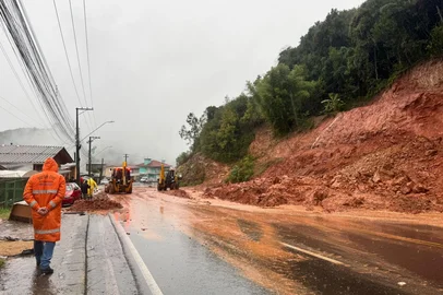 Foi publicado nesta quarta-feira (25) no Diário Oficial do Município o Decreto de Emergência nas áreas do município, afetadas pelo evento adverso tempestade dos últimos dias. Devido ao grande volume de chuva, 18 pontos de infraestrutura pública foram afetados com danos em redes de drenagem pluvial, com um custo estimado para conserto das redes de R$ 140 mil para materiais e R$ 120 mil para custos com máquinas e caminhões.Foram registrados 3 locais com deslizamentos, com um custo estimado para desobstrução e recuperação de R$ 650 mil. No interior, 5 pontes tiveram as cabeceiras danificadas, com um custo estimado para recuperação de R$ 1.250.000,00.<!-- NICAID(16067498) -->