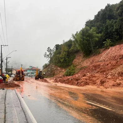 Foi publicado nesta quarta-feira (25) no Diário Oficial do Município o Decreto de Emergência nas áreas do município, afetadas pelo evento adverso tempestade dos últimos dias. Devido ao grande volume de chuva, 18 pontos de infraestrutura pública foram afetados com danos em redes de drenagem pluvial, com um custo estimado para conserto das redes de R$ 140 mil para materiais e R$ 120 mil para custos com máquinas e caminhões.Foram registrados 3 locais com deslizamentos, com um custo estimado para desobstrução e recuperação de R$ 650 mil. No interior, 5 pontes tiveram as cabeceiras danificadas, com um custo estimado para recuperação de R$ 1.250.000,00.<!-- NICAID(16067498) -->