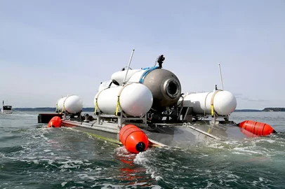 This undated image courtesy of OceanGate Expeditions, shows their Titan submersible during a descent. Rescue teams expanded their search underwater on June 20, 2023, as they raced against time to find a Titan deep-diving tourist submersible that went missing near the wreck of the Titanic with five people on board and limited oxygen. All communication was lost with the 21-foot (6.5-meter) Titan craft during a descent June 18 to the Titanic, which sits at a depth of crushing pressure more than two miles (nearly four kilometers) below the surface of the North Atlantic. (Photo by Handout / OceanGate Expeditions / AFP) / RESTRICTED TO EDITORIAL USE - MANDATORY CREDIT "AFP PHOTO / OceanGate Expeditions" - NO MARKETING NO ADVERTISING CAMPAIGNS - DISTRIBUTED AS A SERVICE TO CLIENTSEditoria: DISLocal: EverettIndexador: HANDOUTSecao: transport accidentFonte: OceanGate ExpeditionsFotógrafo: Handout<!-- NICAID(15461554) -->