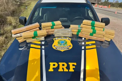 PRF prende passageira de ônibus com mais de 21 quilos de maconha em Bagé