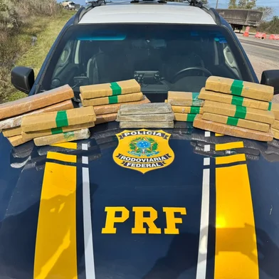 PRF prende passageira de ônibus com mais de 21 quilos de maconha em Bagé