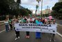 Moradores do Menino Deus ocupam avenida em caminhada pedindo mais segurança e limpeza no bairro 