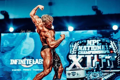 Jovem de 19 anos, Anton Ratushnyi, quebra recorde de Arnold Schwarzenegger no fisiculturismo<!-- NICAID(15626904) -->