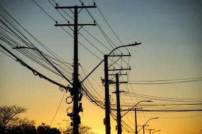 Apagão deixa mais de 10 mil clientes sem energia elétrica em Porto Alegre.  O problema foi na Subestação 9, que ocasionou falta de energia nos bairros Humaita, Farrapos, São Geraldo, e nas proximidades do aeroporto.<!-- NICAID(15850291) -->