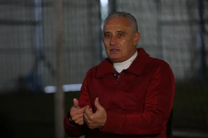 CAXIAS DO SUL, RS, BRASIL, 30/05/2025. Adenor Bachi, o Tite. Ex-técnico da Seleção Brasileiro e do Caxias, fala sobre os 25 anos da conquista do Campeonato Gaúcho 2000. Na entrevista também estava presente o médico Aloir de Oliveira, que também trabalhava com a SER Caxias na época da conquista. (Porthus Junior/Agência RBS)<!-- NICAID(16049187) -->