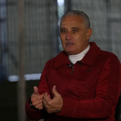 CAXIAS DO SUL, RS, BRASIL, 30/05/2025. Adenor Bachi, o Tite. Ex-técnico da Seleção Brasileiro e do Caxias, fala sobre os 25 anos da conquista do Campeonato Gaúcho 2000. Na entrevista também estava presente o médico Aloir de Oliveira, que também trabalhava com a SER Caxias na época da conquista. (Porthus Junior/Agência RBS)<!-- NICAID(16049187) -->