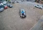 Vídeo flagra homem em capô de carro em movimento em Caxias do Sul; veja