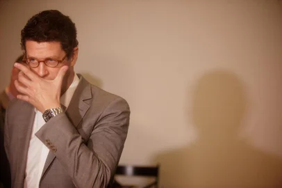 **EM BAIXA RESOLUÇÃO** PORTO ALEGRE, RS, BRASIL - 2019.10.21 - O Ministro do Meio Ambiente, Ricardo Salles, está em Porto Alegre participando de um encontro fechado com empresários do LIDE RS (Grupo de Líderes Empresariais). Na pauta, propostas e as atuais prioridades de sua pasta para o desenvolvimento do País. Na entrada do evento, protesto de 15 pessoas com cartazes em referência à amazônia, Lula e vazamento de óleo no nordeste. (Foto: André Ávila/ Agência RBS)<!-- NICAID(14298203) -->