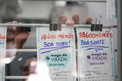 Porto Alegre, RS, Brasil, 04/12/2024 - Lotérica Brilho da Sorte. Prêmios de loteria atraem público no final do ano. - Foto: Camila Hermes/Agência RBS<!-- NICAID(15928401) -->