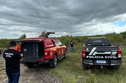 Neste momento, Policiais Civis de Tramandaí, com o apoio do canil do Corpo de Bombeiros, acabam de localizar o corpo de Alexandre Ossoski, 24 anos, vítima do sequestro realizado essa semana em Tramandaí. O corpo estava enterrado na área rural de Cidreira. Peritos do IGP foram acionados e estão deslocando para o local.<!-- NICAID(16009337) -->