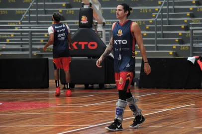 CAXIAS DO SUL, RS, BRASIL, 26/10/2021 -  Treino do Caxias Basquete no Ginásio do Sesi, a nova casa da equipe no Novo Basquete Brasil (NBB). O primeiro contato será na quarta-feira (27), às 20h, contra o Minas. NA FOTO: Pedro. (Marcelo Casagrande/Agência RBS)<!-- NICAID(14925179) -->