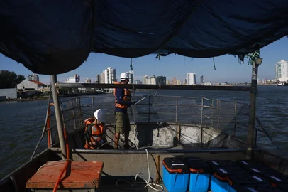 TRAMANDAÍ, RS, BRASIL, 13-02-2026: O Serviço Integrado de Proteção à Linha de Costa do Rio Grande do Sul iniciou suas atividades em 2025 com foco no monitoramento contínuo do litoral. A iniciativa atua em cinco eixos principais, que incluem o acompanhamento da faixa de areia, a análise de plânctons como bioindicadores da qualidade ambiental e a implementação de uma rede de alerta para eventos oceanográficos e meteorológicos. O trabalho busca gerar dados técnicos para subsidiar políticas públicas e estratégias de prevenção diante das mudanças e riscos que impactam a zona costeira gaúcha. Foto: Jeff Botega/Agência RBSIndexador: jeff botega<!-- NICAID(16224865) -->