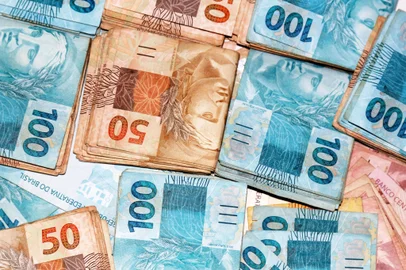 Pacotes com notas de reais do brasilFonte: 139631234<!-- NICAID(15951215) -->